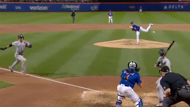 Yankees’ Isiah Kiner-Falefa steals home vs. the Mets.